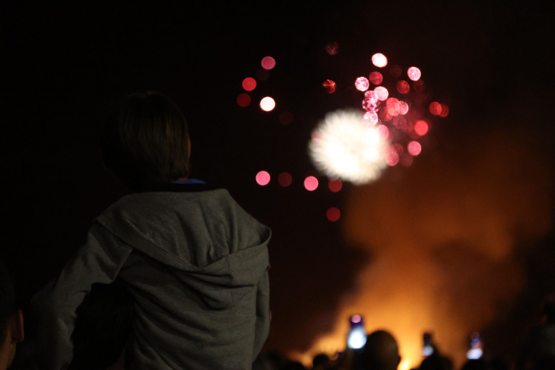 Quema del júa municipal y fuegos artificiales en la playa de Huelin, en Málaga capital