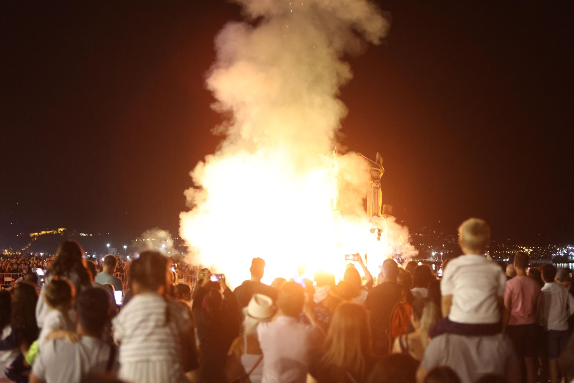 Quema del júa municipal y fuegos artificiales en la playa de Huelin, en Málaga capital
