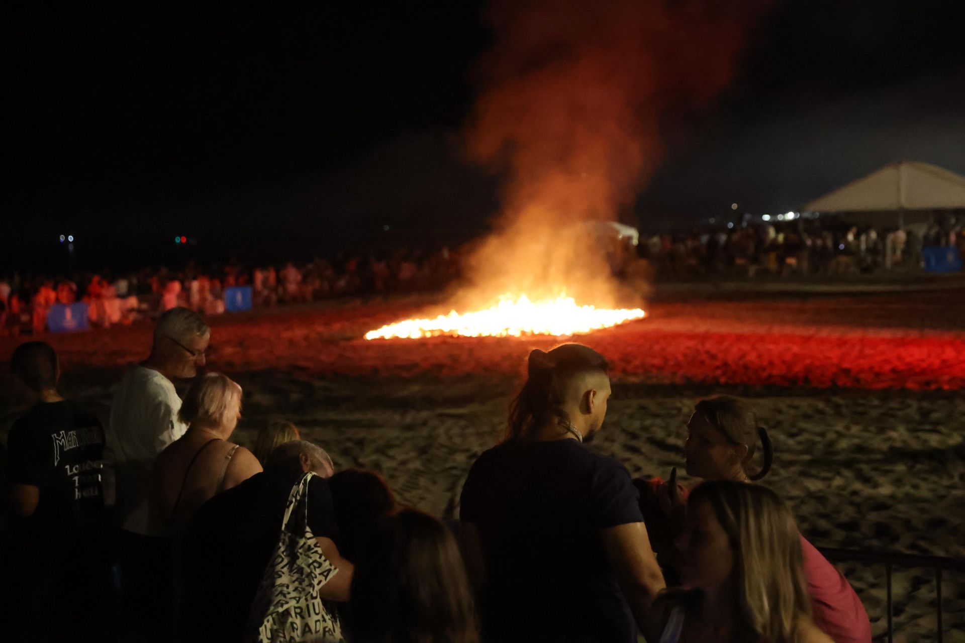 Quema del júa municipal y fuegos artificiales en la playa de Huelin, en Málaga capital