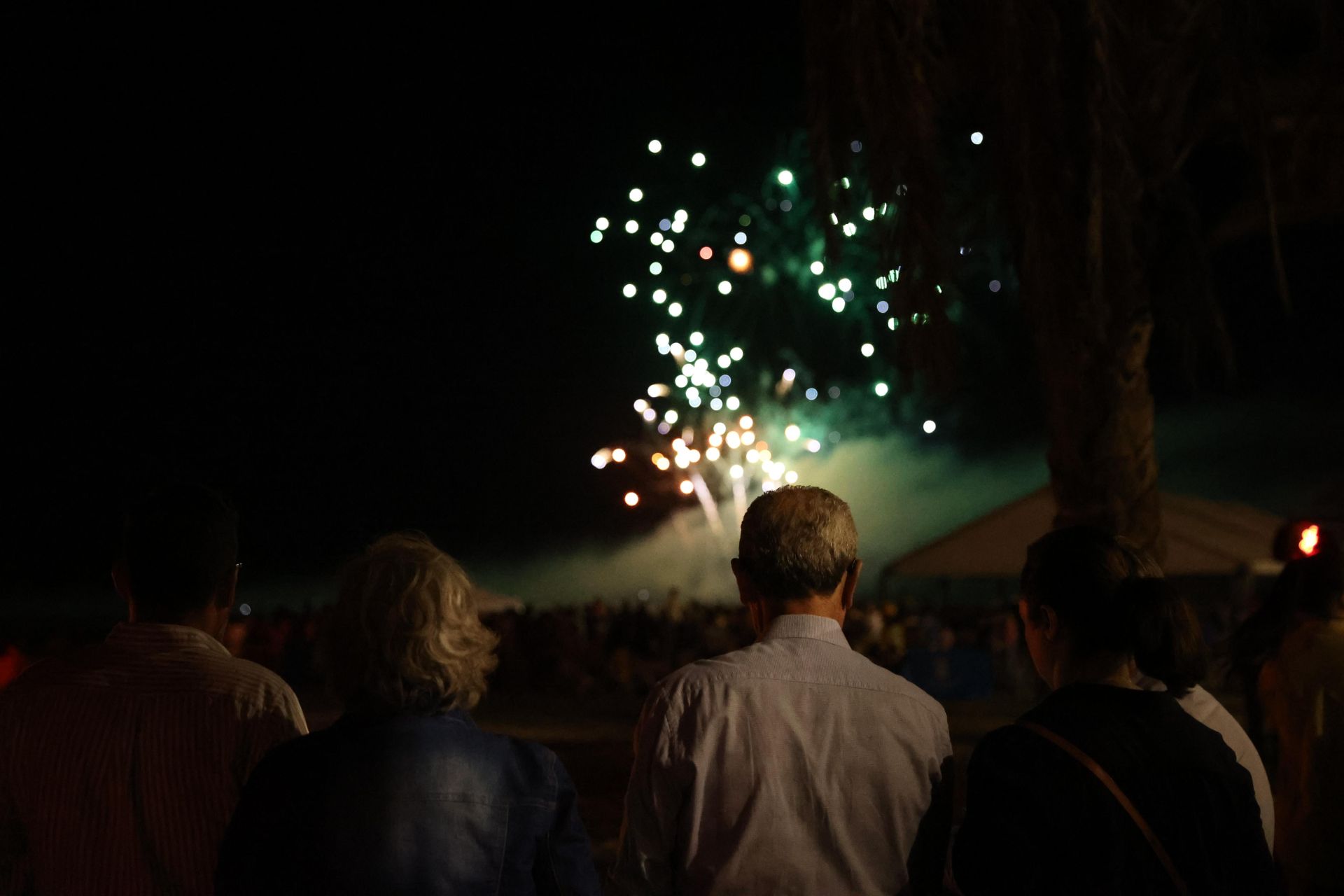 Quema del júa municipal y fuegos artificiales en la playa de Huelin, en Málaga capital