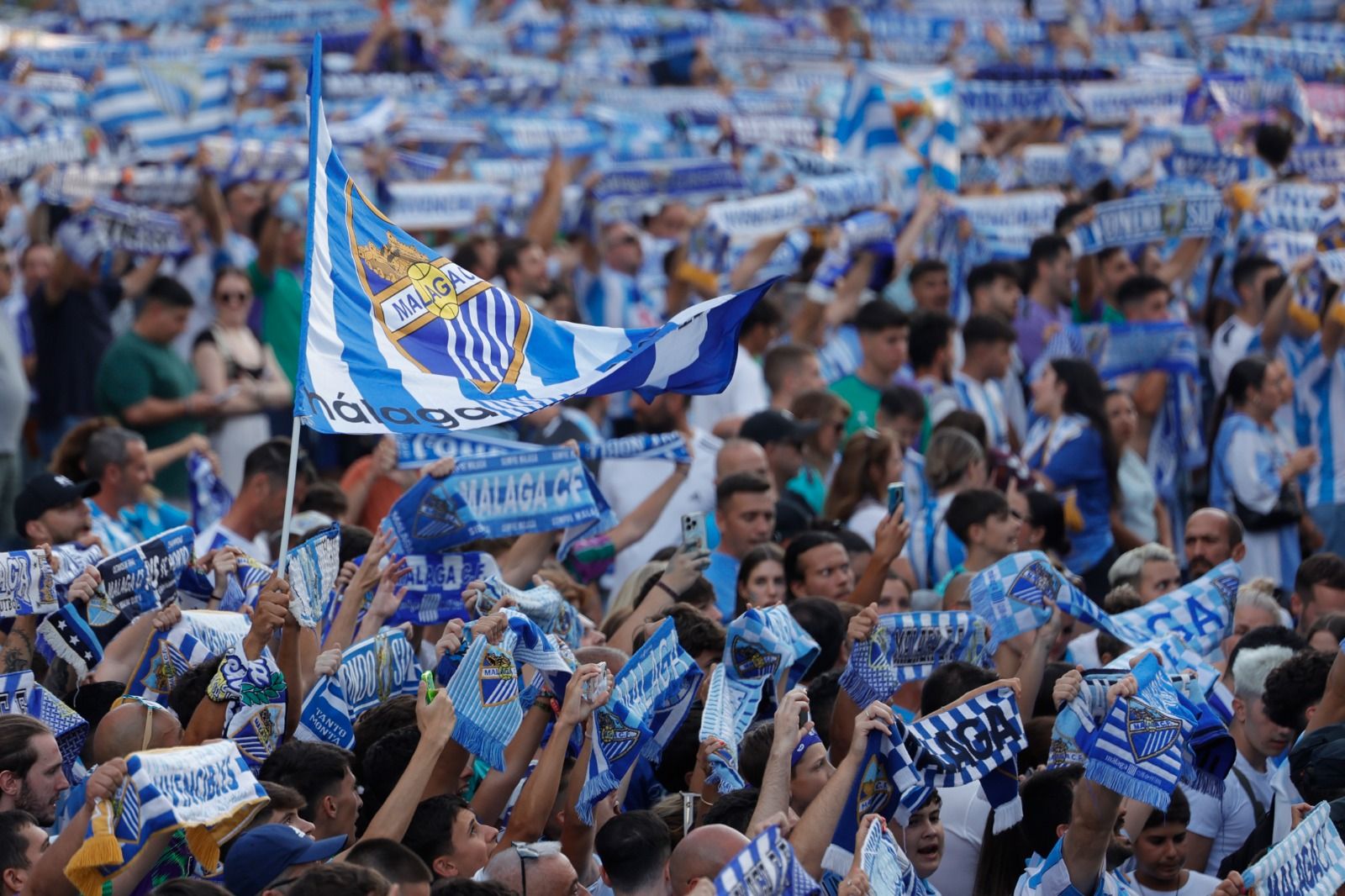 La celebración del ascenso del Málaga en la ciudad, en imágenes