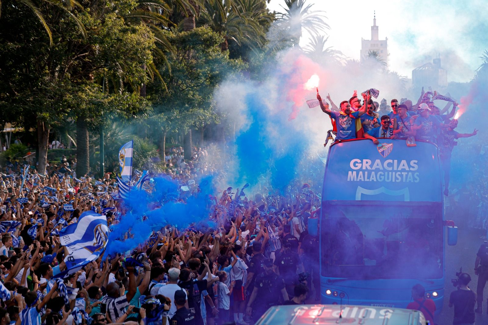 La celebración del ascenso del Málaga en la ciudad, en imágenes