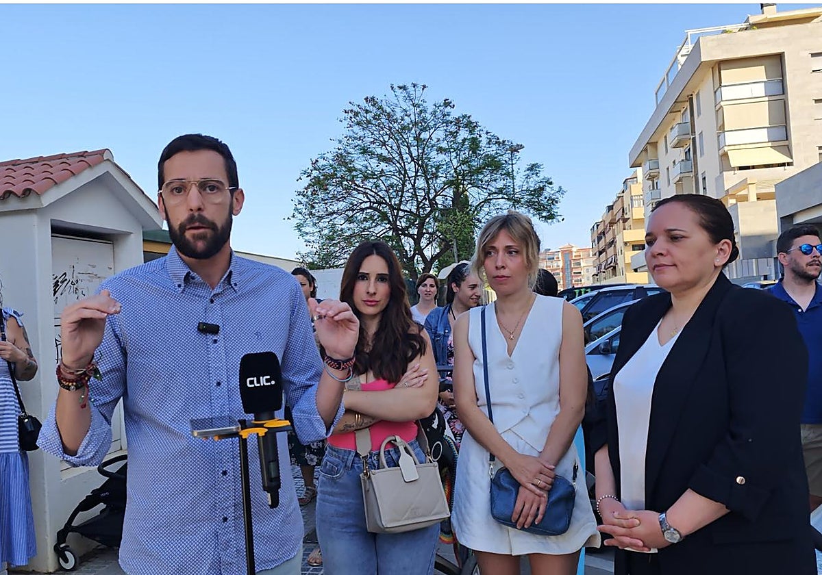González y Gómez, con chaqueta negra, en un acto reciente.
