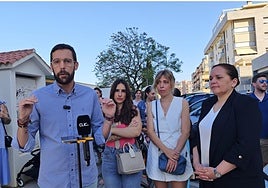 González y Gómez, con chaqueta negra, en un acto reciente.