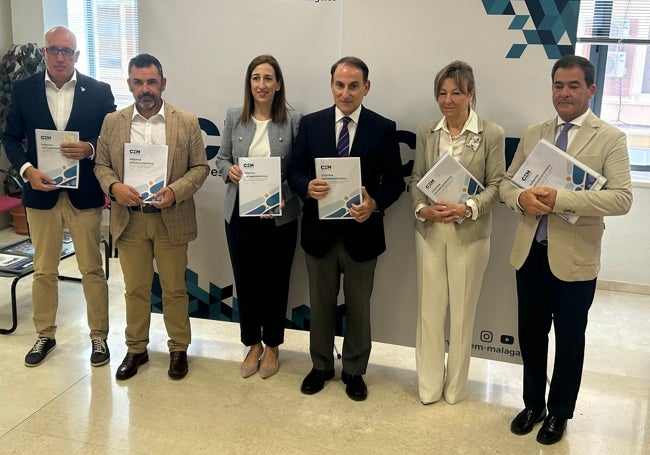 Javier Noriega, Paco Rodríguez, Natalia Sánchez, Javier González de Lara, Violeta Aragón y Juan Manuel Rosillo, con el informe sobre la economía de la provincia.