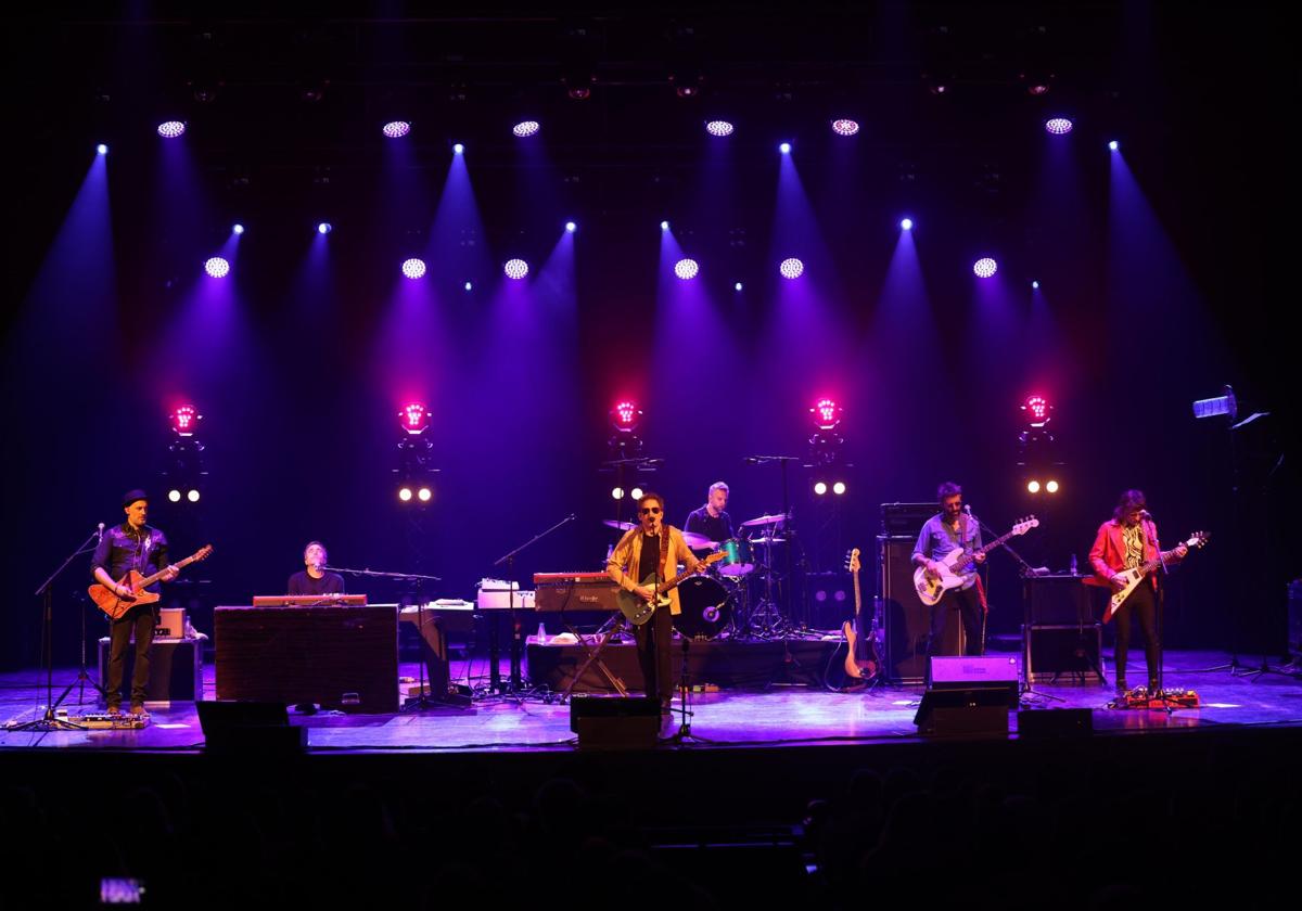 Andrés Calamaro, junto a su banda, durante el concierto de anoche en el Teatro Cervantes.