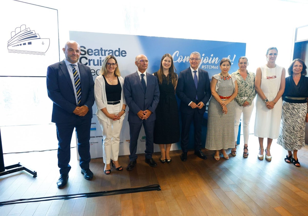 Foto de familia de responsables de las administraciones y la organización del evento.