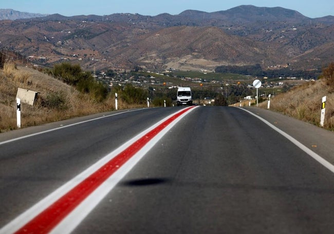 La anchura y vistosidad de la marca vial busca recordar a los conductores la importancia de no invadir el carril contrario.