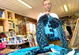 Manolo Rincón posa con el traje de torero que regalará a Juanpe.