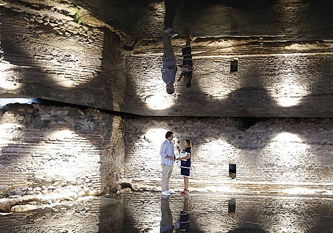 Raúl González y Carmen Peral, junto a la muralla conservada del Castil de los Genoveses.