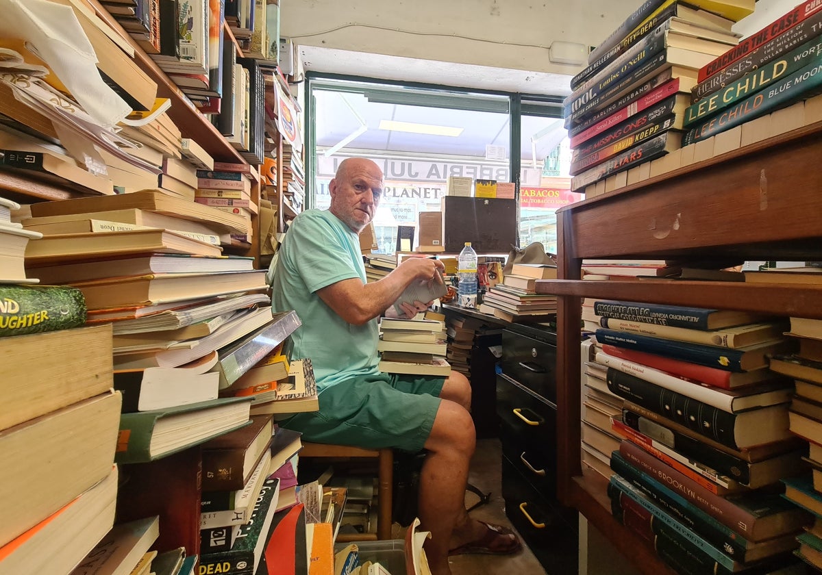 Javier Martín tras la mesa de su negocio, Julian's Books en Fuengirola.