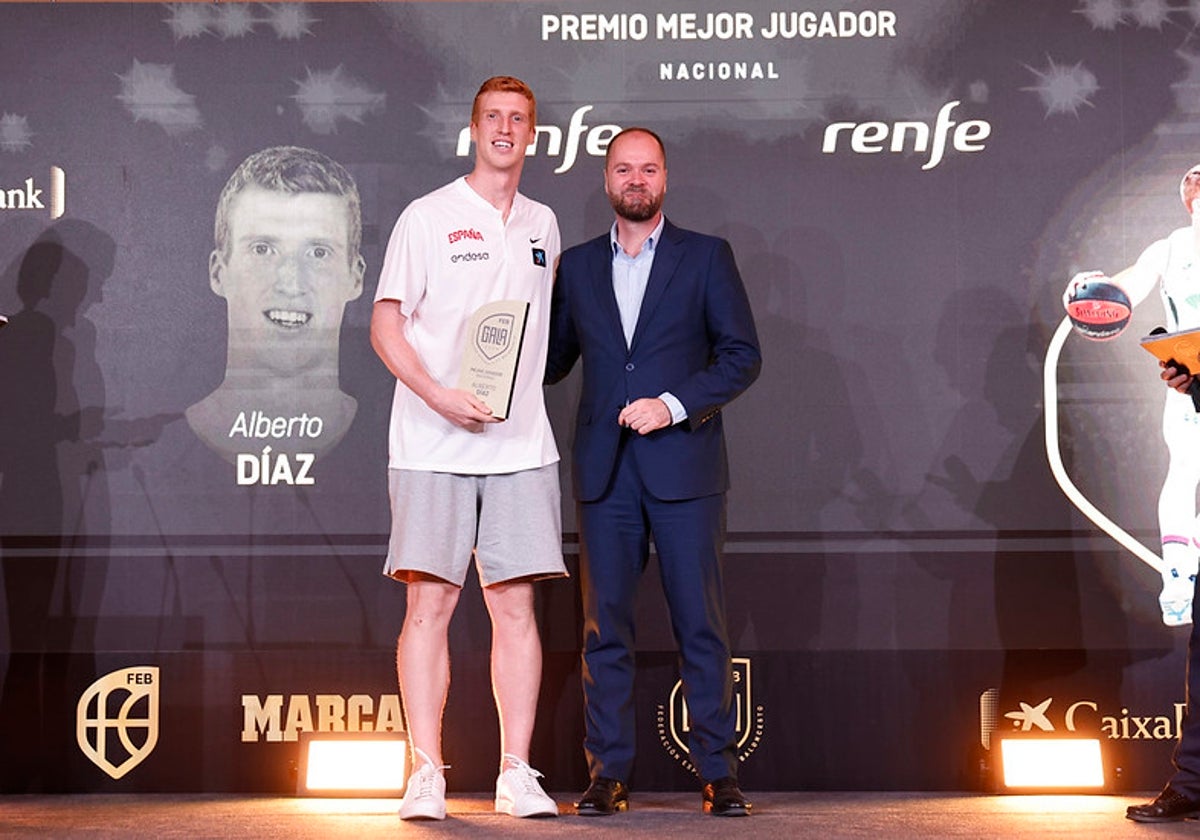 Alberto Díaz recibió el premio de manos de Diego Clemente, de Renfe.