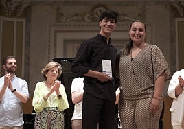 Álvaro Lozano, primer premio de 'Málaga Crea', con la concejala delegada de Juventud, Mercedes Martín.