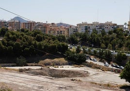 Excavación realizada en la parcela para la toma de muestras del terreno.