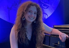 Marina Berlanga Muñoz sentada al piano.