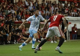 Puga controla el balón frente a Marc Fernández en el partido del ascenso del Málaga.