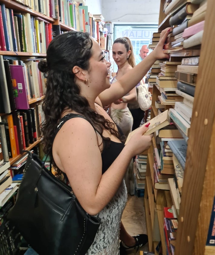 Imagen secundaria 2 - Ambiente en los últimos días de la Librería Julian en Fuengirola.