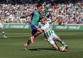 Larrubia intenta superar a un contrario en el partido disputado en Córdoba.