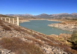 El pantano de La Viñuela almacena 30 hectómetros cúbicos, el doble que hace un año.