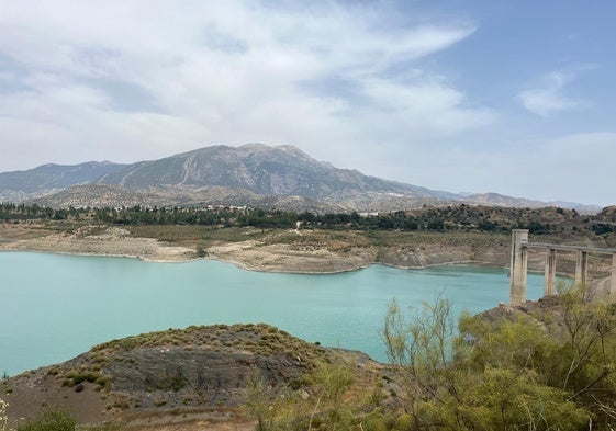 El pantano de La Viñuela almacena casi 30 hectómetros y ha vuelto a dar suministro al riego tras casi dos años.