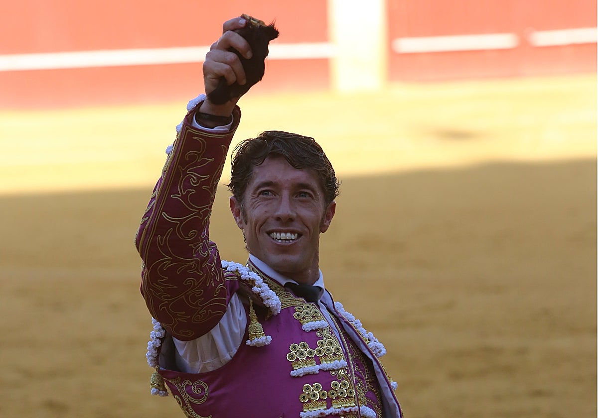 Escribano muestra la oreja que cortó en una de sus actuaciones en La Malagueta.