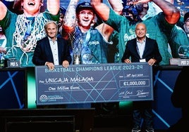 El presidente del Unicaja posa con el cheque del millón de euros.