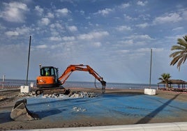 Una máquina, este miércoles en los trabajos de demolición de la pista.