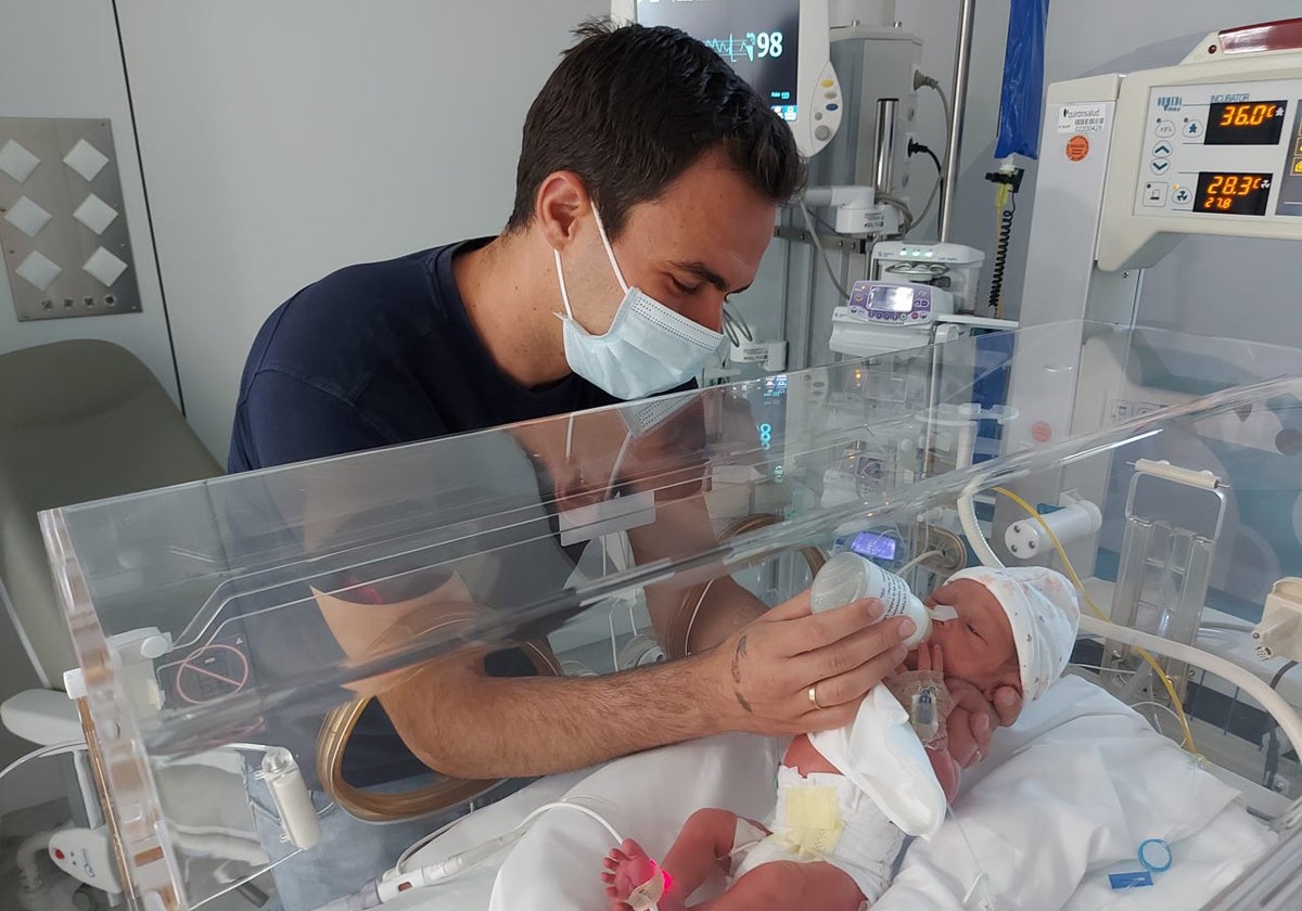 Victor Asser González con Victoria recién nacida