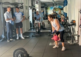 El concejal de Deportes durante su visita al centro de entrenamiento.