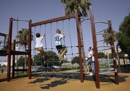 Unos niños juegan en un parque de Teatinos.