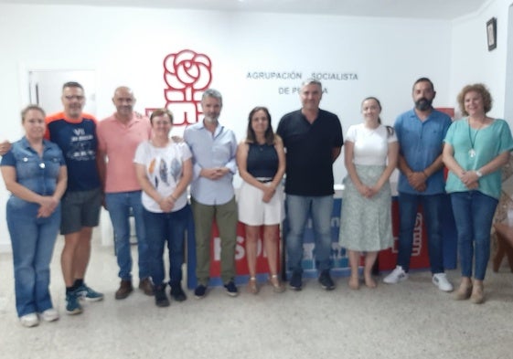 La candidata socialista, con alcaldes y cargos del PSOE, en la sede de su partido en Periana.