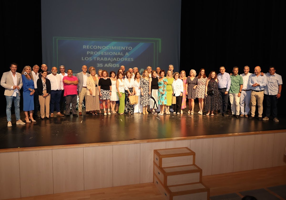 Los homenajeados, con las autoridades, en el teatro municipal de Torrox.