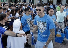 Roberto, con la camiseta conmemorativa que va a sacar a la venta el club.