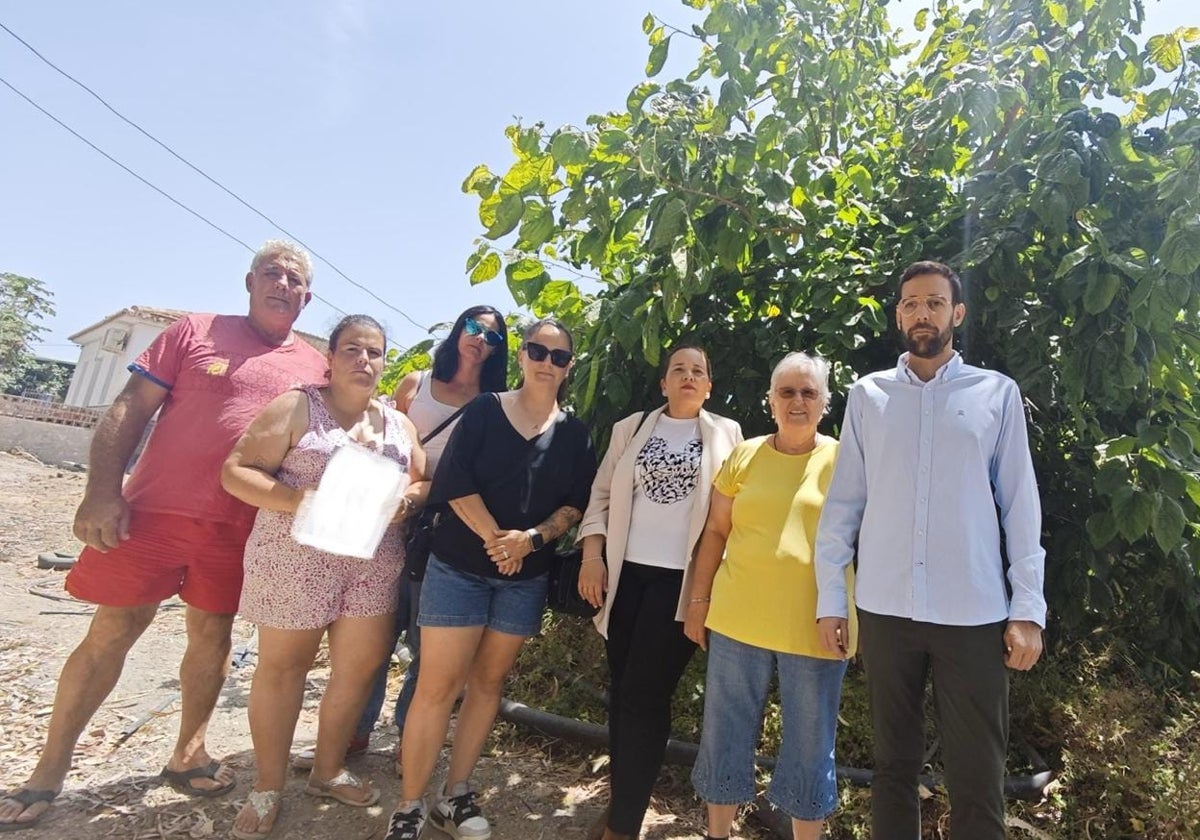 Los ediles socialistas Charo Gómez y Víctor González, con vecinos de la zona el mes pasado.