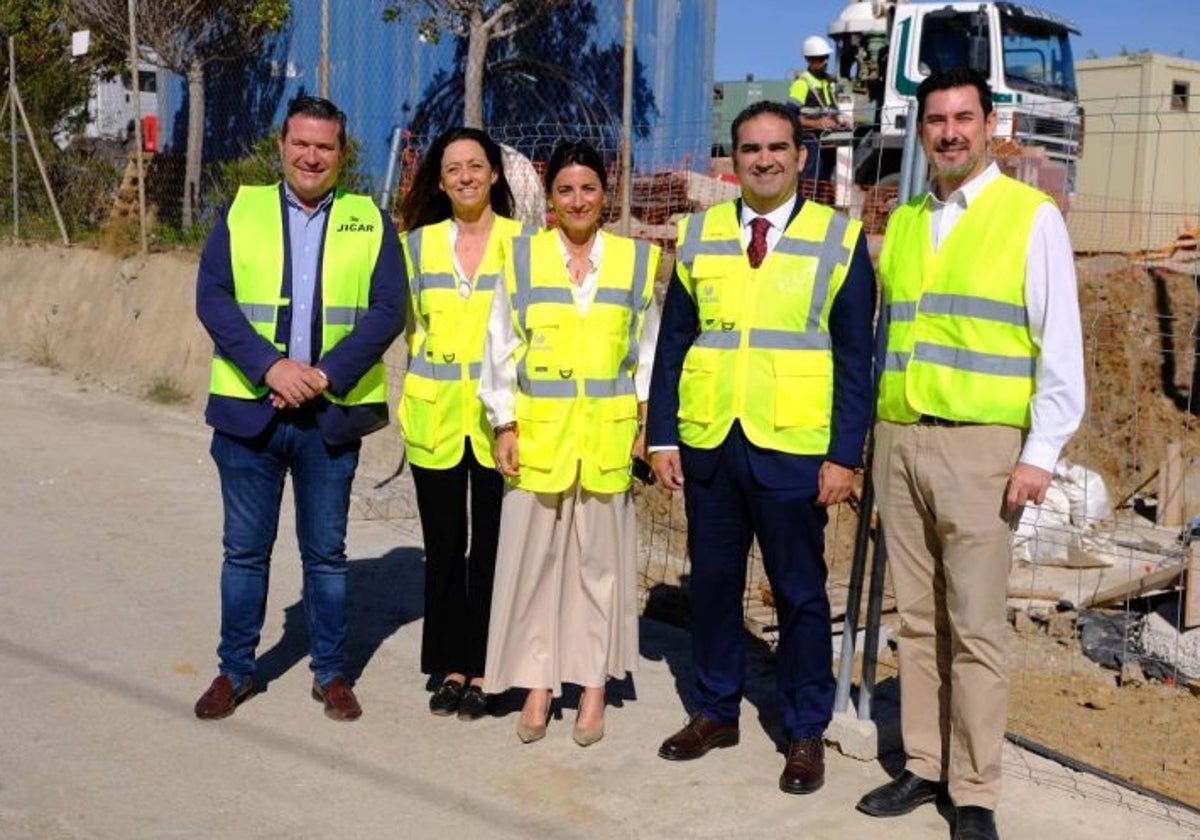 El presidente de la Mancomunidad junto a la alcaldesa de Mijas, visitando unas obras.