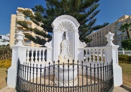 Vista de la escultura del Manneken Pis en el paseo marítimo de Benalmádena.