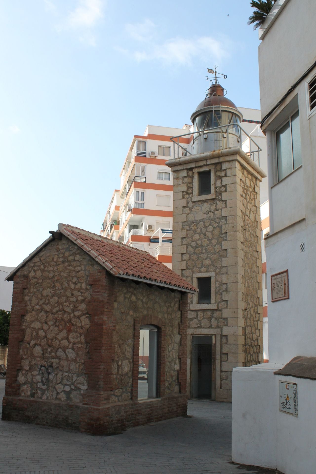 Vigía. Está oculto entre edificios, pero, tanto él como uno de sus fareros tienen un lugar en la historia
