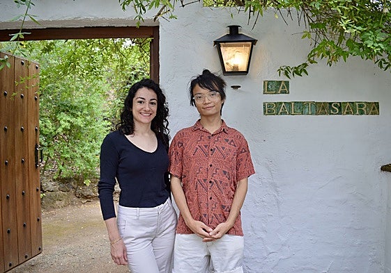 La escritora Ana Belén Andrés y el artista visual Zhenxiang Zhao en la Baltasara.