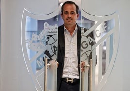 El director general del Málaga, Kike Pérez, en la puertas de las oficinas del Málaga, en La Rosaleda.