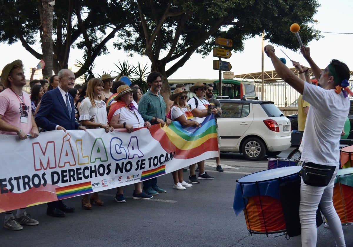Imagen principal - La batucada ha sido la encargada de ambientar la manifestación por el Orgullo LGBTI.