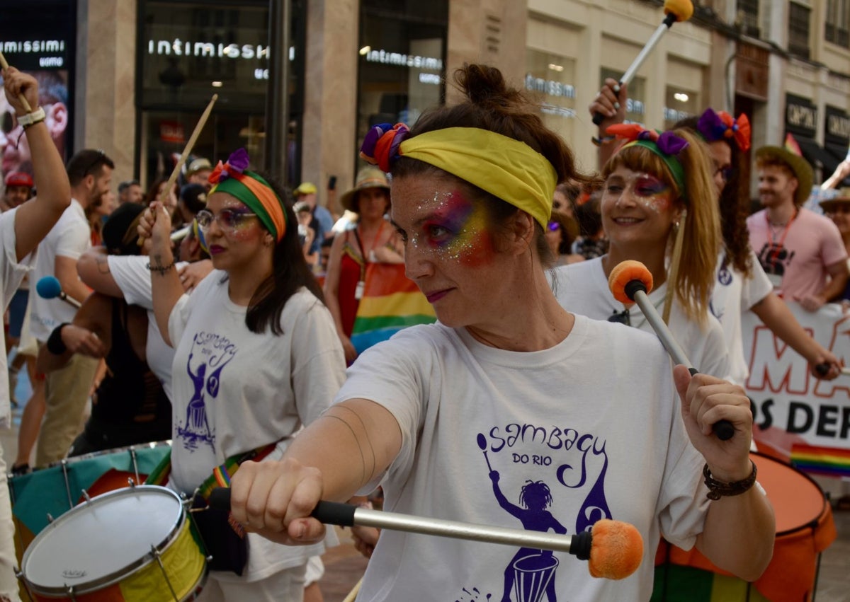 Imagen secundaria 1 - La batucada ha sido la encargada de ambientar la manifestación por el Orgullo LGBTI.