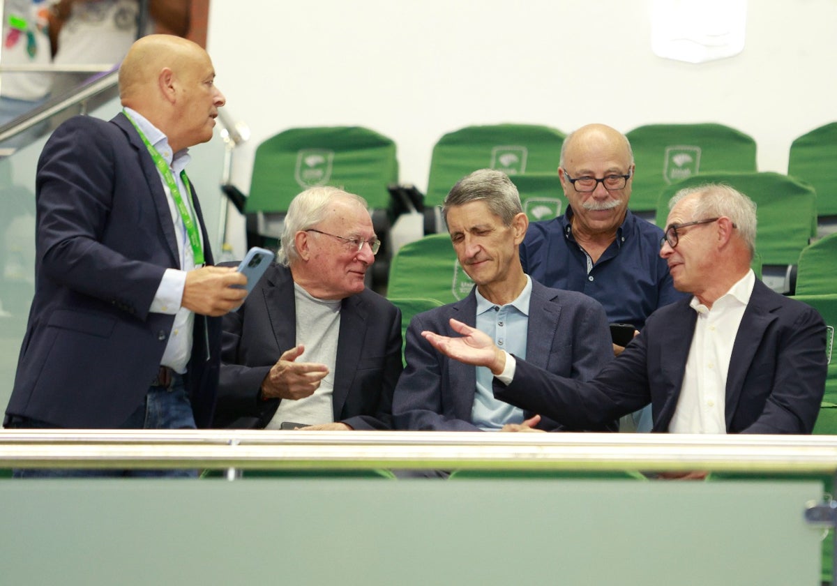 Fernando Ríos, Manuel Azuelaga, José Manuel Domínguez, Isidro Rubiales y Eduardo García (detrás), en el palco del Carpena durante un partido de la pasada temporada