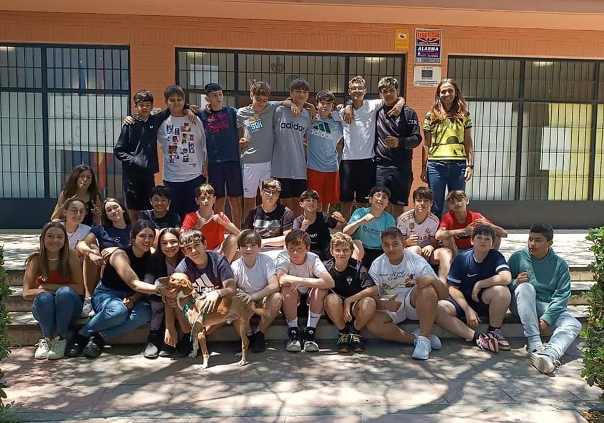 La clase de Primero A posa encantada junto al perro 'Flaquito', el podenco que han apadrinado.