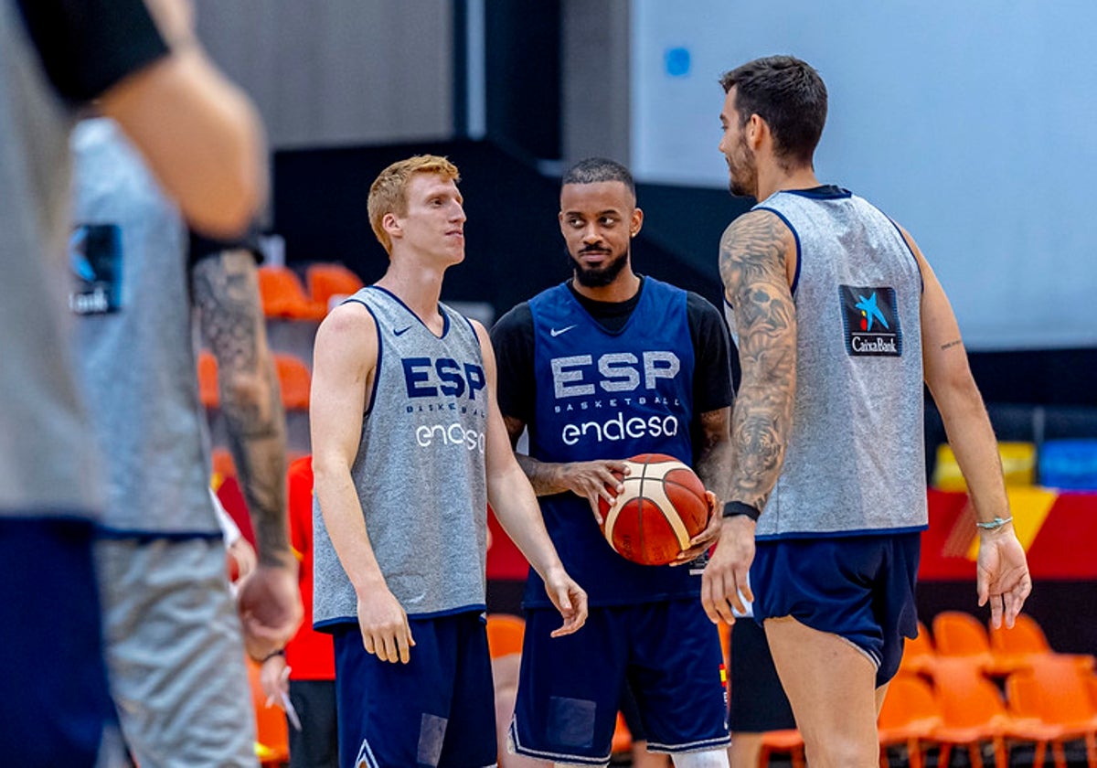 Alberto Díaz, junto a Lorenzo Brown y Willy Hernangómez.