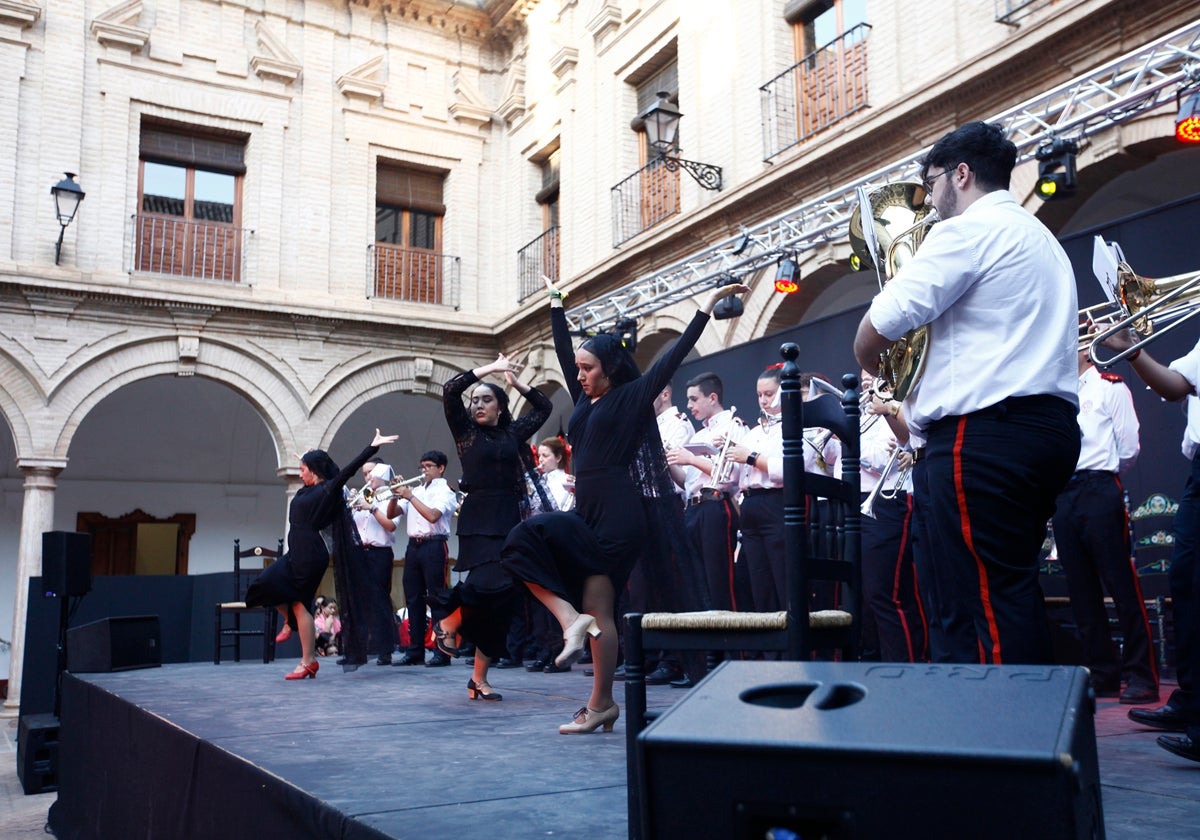 El baile al son de las cornetas y tambores de Virgen de Gracia de Archidona