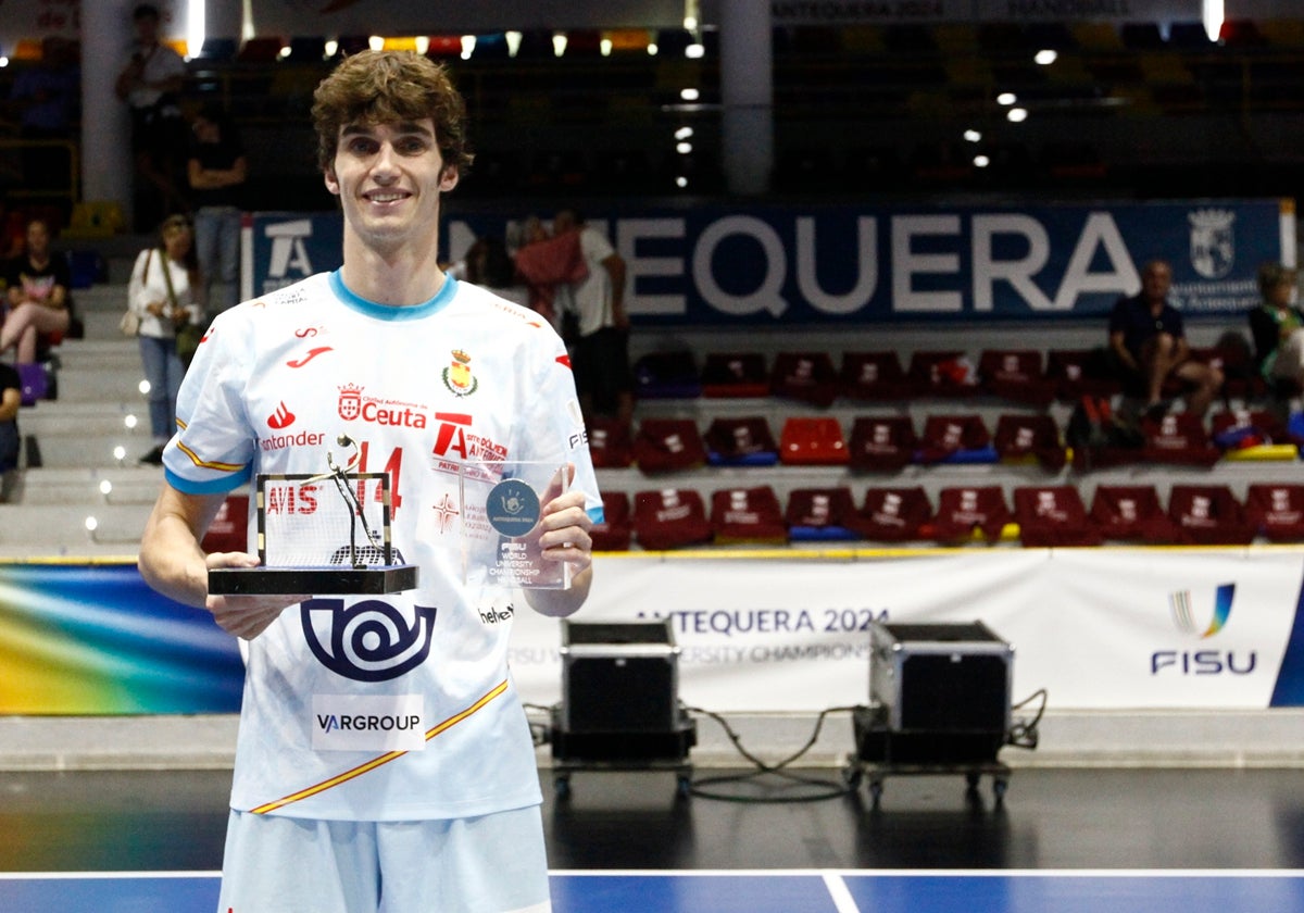 El sobrino de los Reyes de España, con los dos trofeos a título individual que se lleva en su debut con España