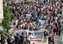 Vista de la marcha, ayer, a su paso por calle Alcazabilla.