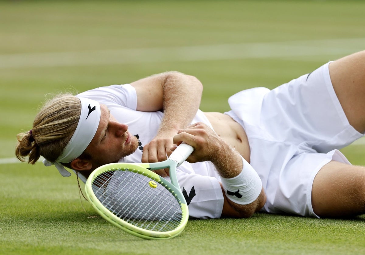 Davidovich, caído en la hierba de Wimbledon en la edición de 2023, en el duelo de dieciseisavos de final ante Rune.