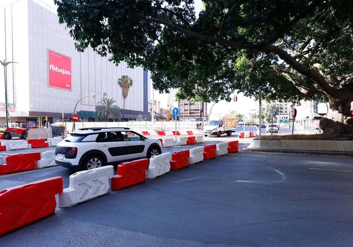La calle Hilera, cortada al tráfico a la altura de El Corte Inglés por la obra del metro.