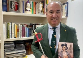 José Antonio Trujillo, junto a la novela 'El Estoque en Manhattan'.